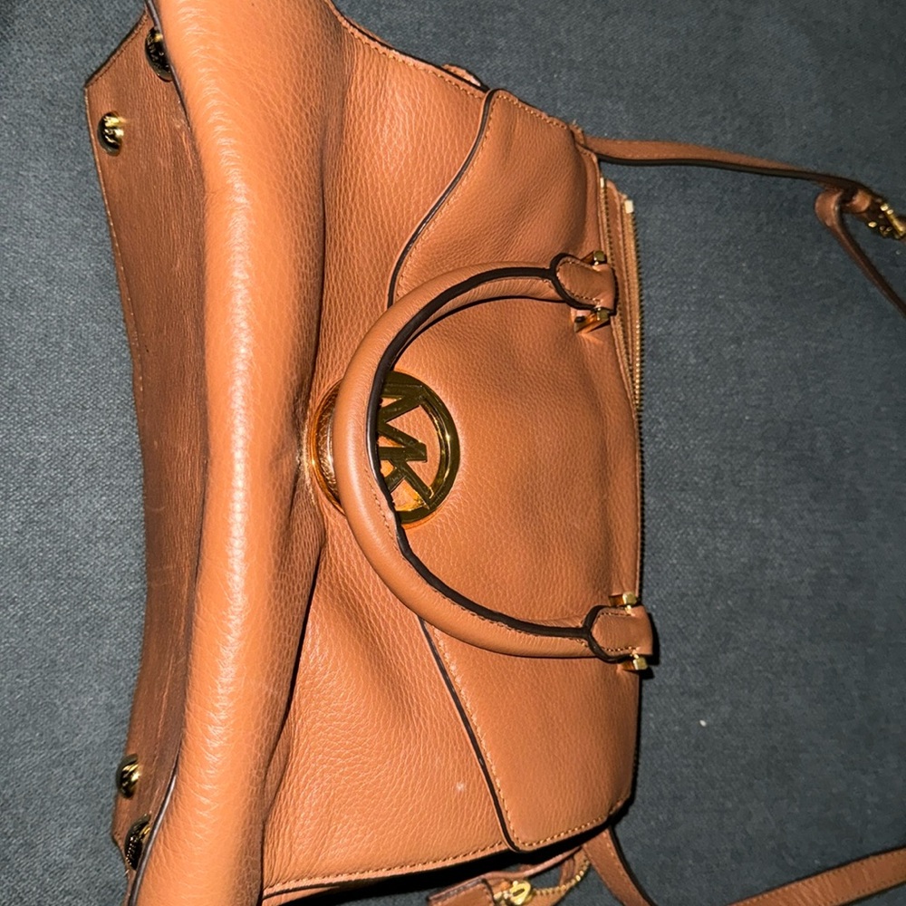Brown leather Michael Kors shoulder bag.
